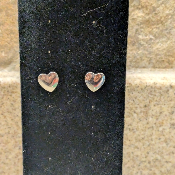 Simple Love ⬤ Cute heart studs - Picture 1 of 5